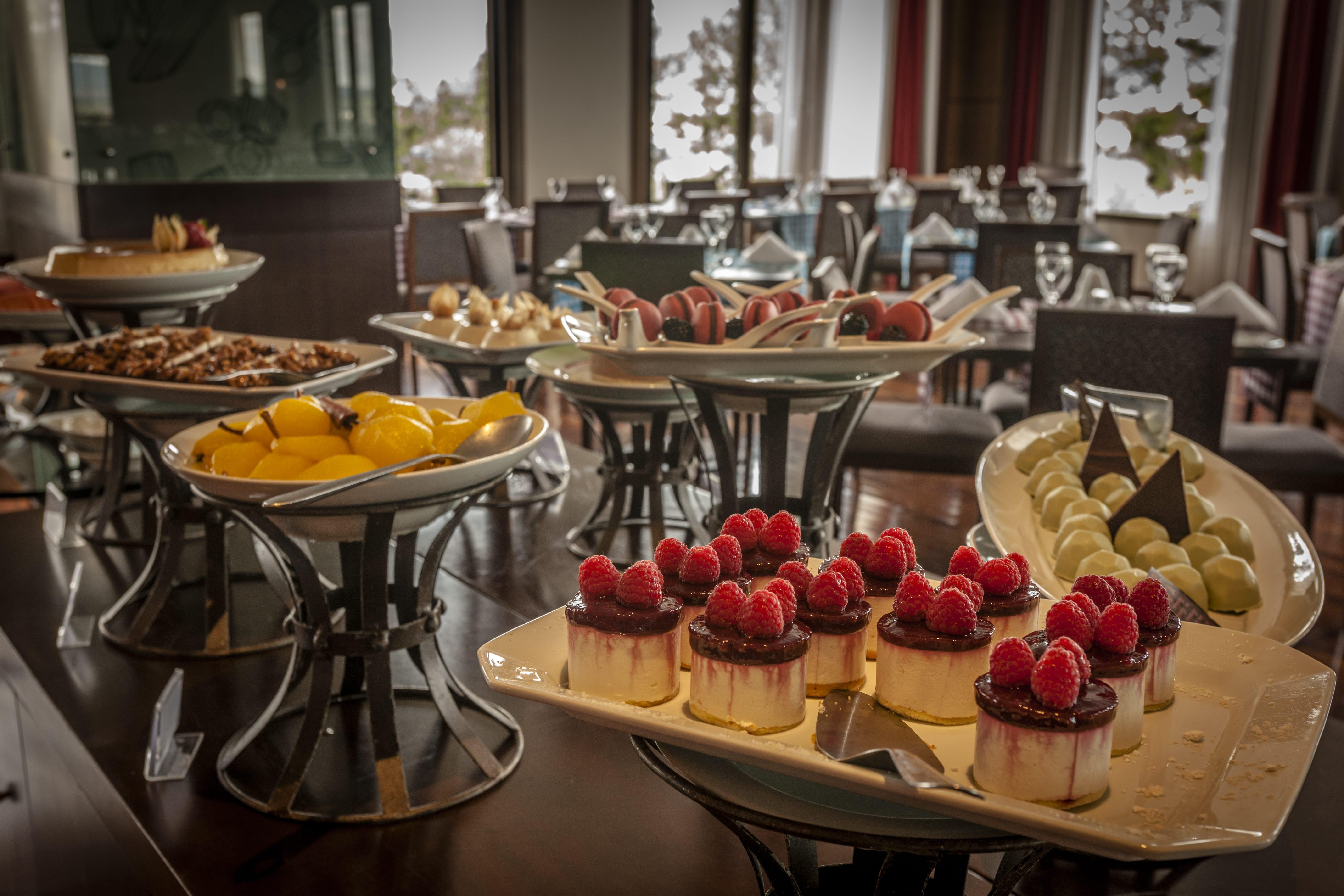 Bourbon Resort Atibaia Luaran gambar A dessert buffet