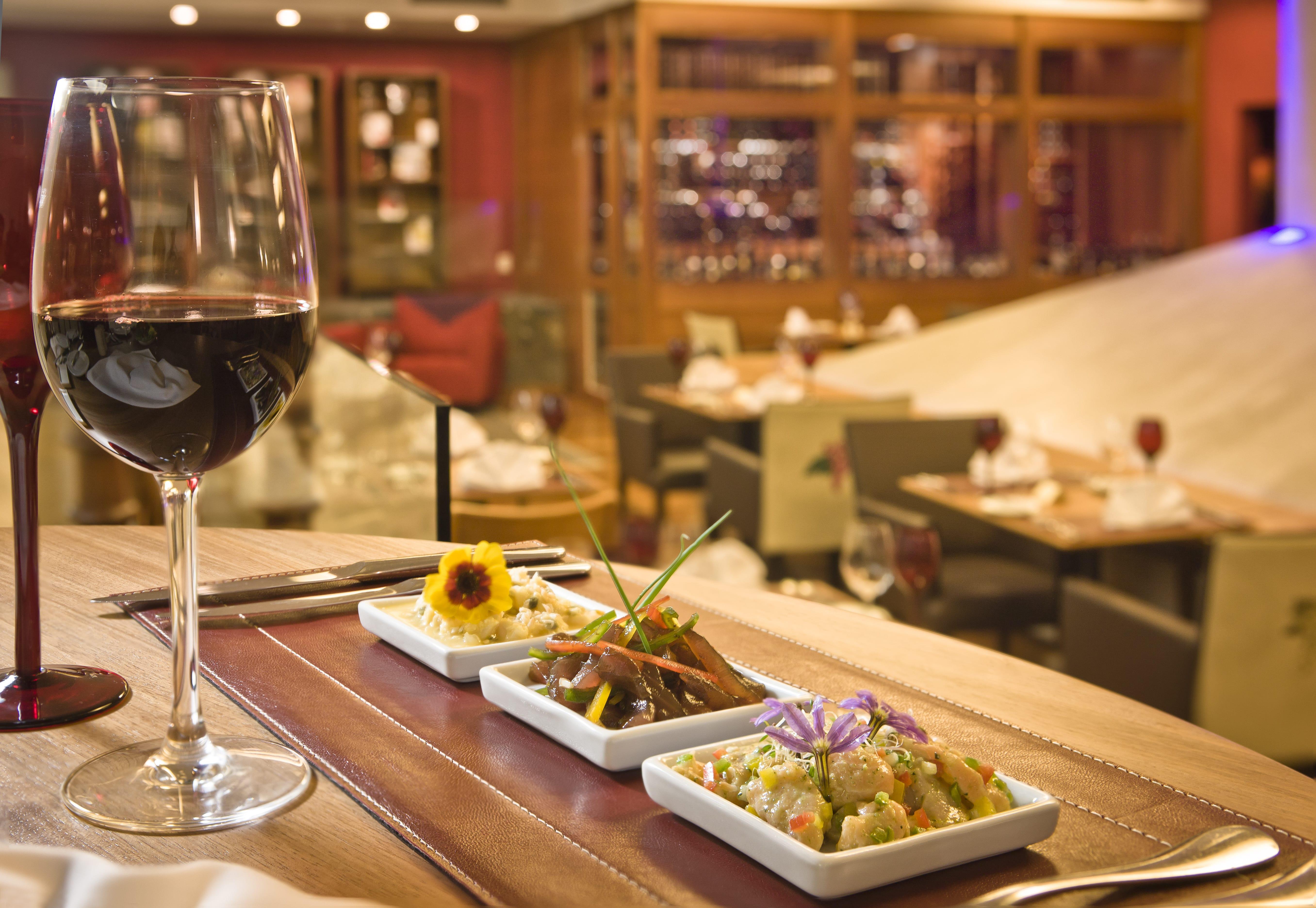 Bourbon Resort Atibaia Luaran gambar A wine glass and tapas