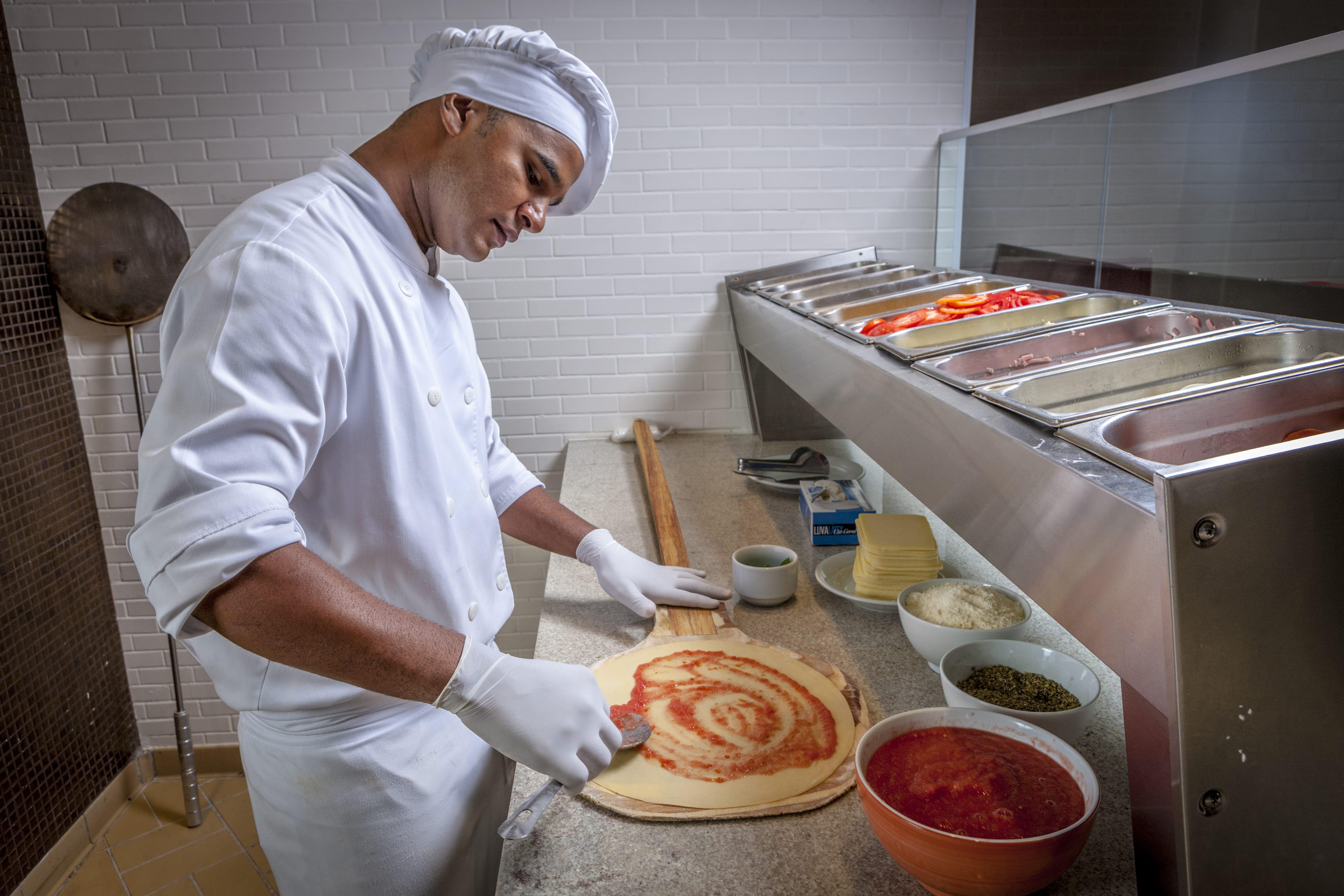 Bourbon Resort Atibaia Luaran gambar A pizzaiolo preparing a pizza